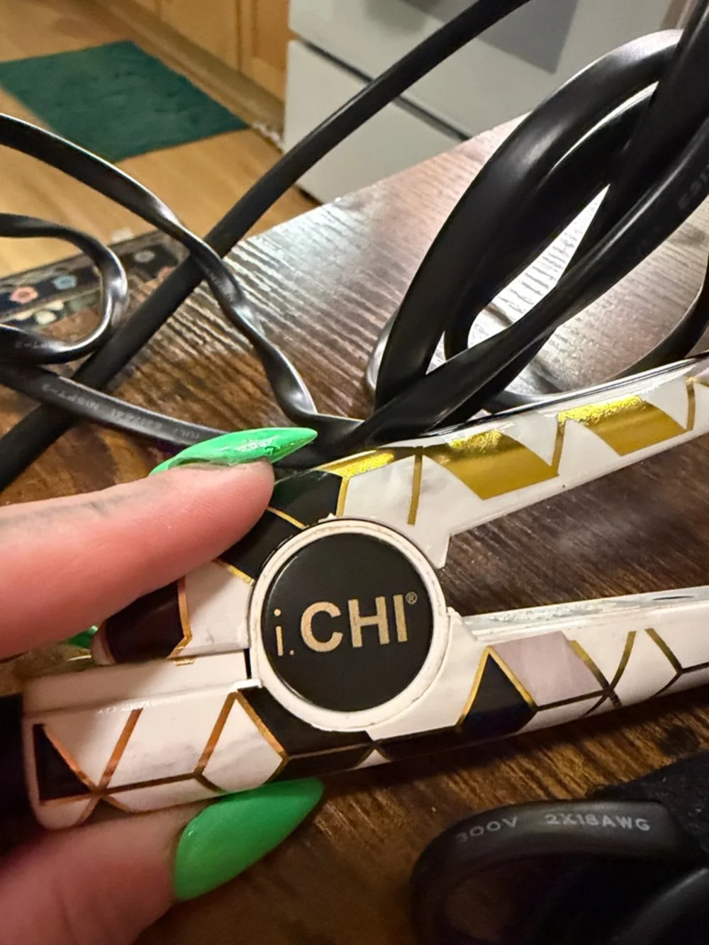 CHI White & Gold Ceramic Hair Straightener - Sleek Styling Flat Iron - Picture 2 of 6